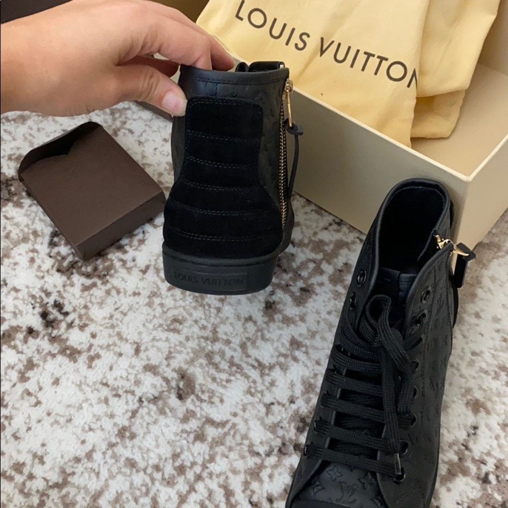 brand new -never been worn Louis Vuitton shoes! - Picture 4 of 6